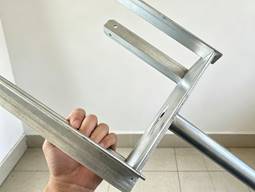 Non-parallel welding to fork head for adjustable steel props